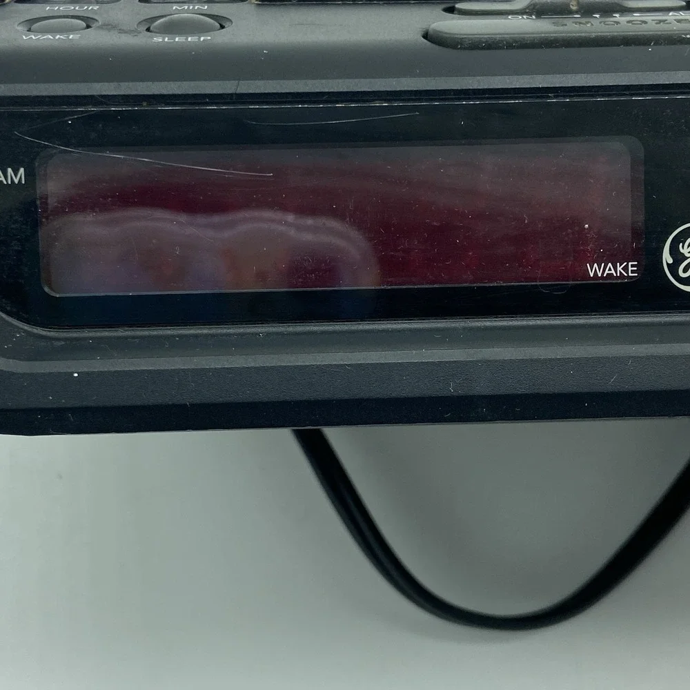 Vintage Woodgrain GE AM/FM 7-4613A Digital‎ Alarm Clock Radio Retro Red LED 90's